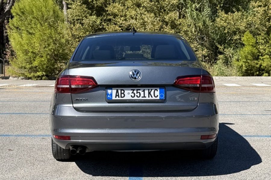 Volkswagen Jetta (Grey)