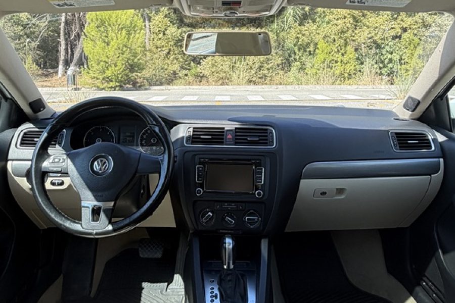 Volkswagen Jetta (White)