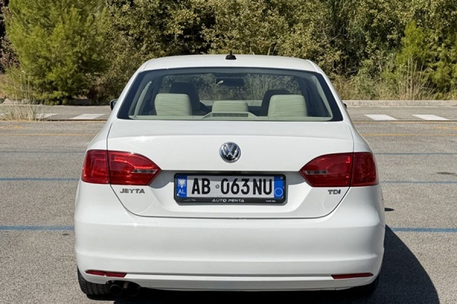 Volkswagen Jetta (White)